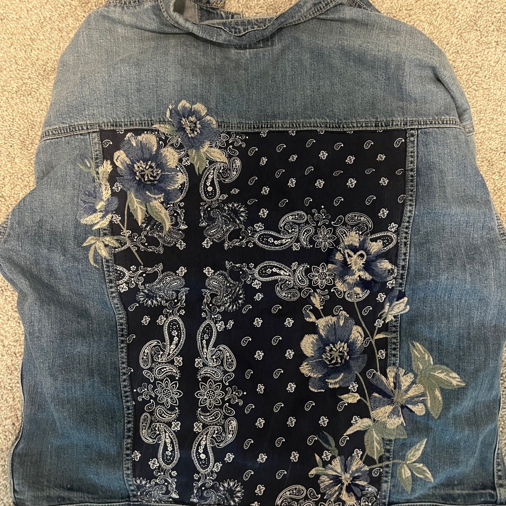 American Eagle 🦅 Jean jacket boyfriend Bandanna/ paisley design